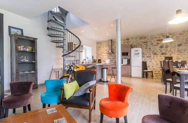 Spacious Home with Garden, Near Medieval Castle, 4 BR, 4.5 BA, Pet-Friendly, Parking, Ideal for Families