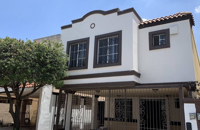 Spacious 4-bedroom house in beautiful Ciudad General Escobedo with WiFi, AC