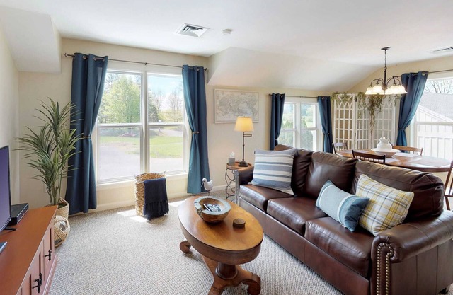 Spacious 1 Bdrm Pet friendly Rental/short walk to Village
