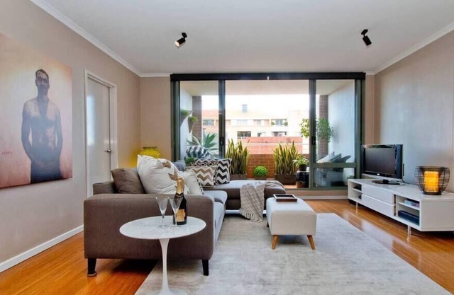 Spacious 1 Bed Apt Central Location With Pool/Gym