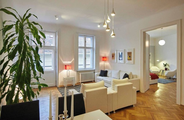 Spacious 1 Bed Basilica Apartment - with balcony