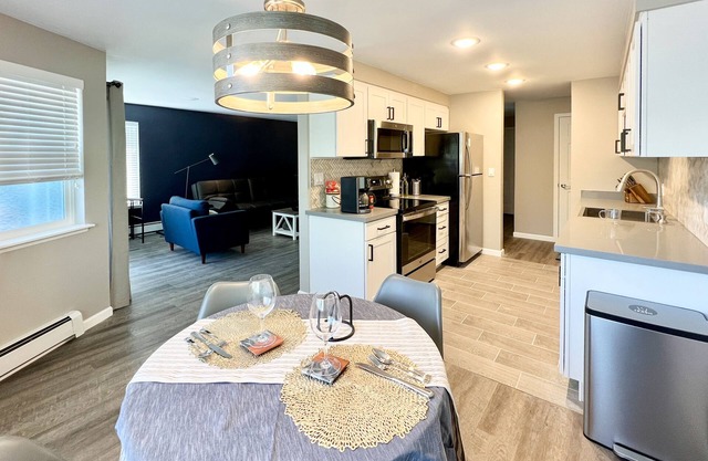 Spacious 1 bedroom apartment. Full kitchen, in-unit laundry. Free parking.