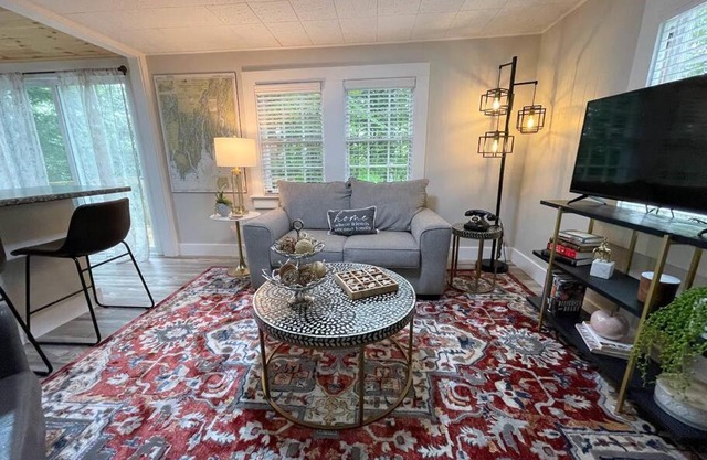 Spacious 1 Bedroom Cottage Close to Everything 3