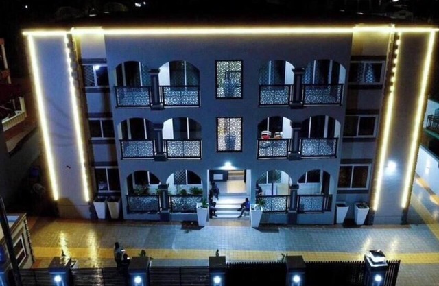 Spacious 18-bedroom villa in marvelous Sekondi-Takoradi with WiFi