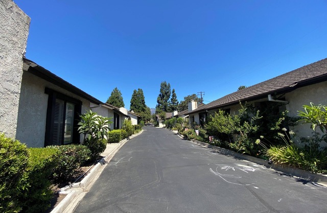 SPACIOUS 2-bed 2 bath condo w everything 2 car parking , near Metro ALL welcome