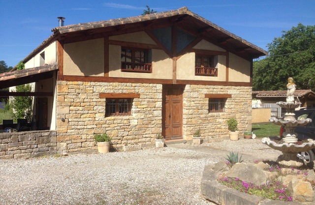 Spacious 2 Bed Gite, Arques, Aude, Pool, Hot Tub and Free Wi-fi.