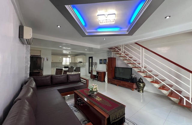 Spacious 2-bedroom condo with AC in Angeles near walking street
