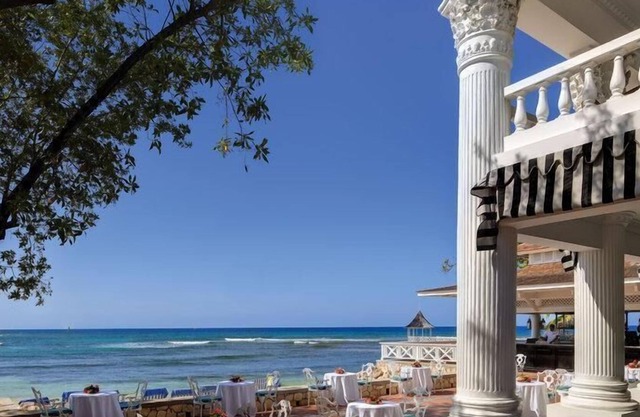 Spacious 2 bedroom suite, kitchenette, large private balcony,ocean views
