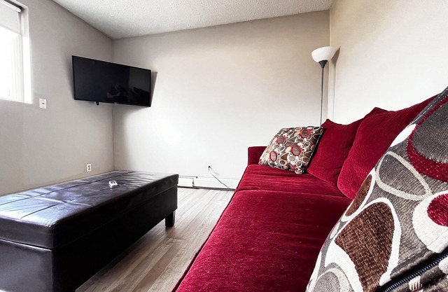 Spacious 2 Bedroom Suite in 4 Plex downtown Whitecourt w/In Suite Laundry