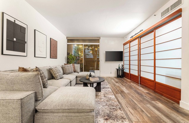 Spacious 2 Bedroom Condo in DTLA, Large Private Patio, Pets Welcomed