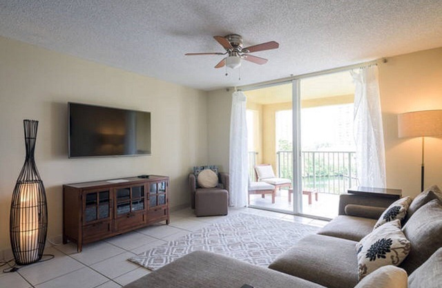 Spacious 2 Bedrooms with Water Views close to the Beach and Aventura Mall