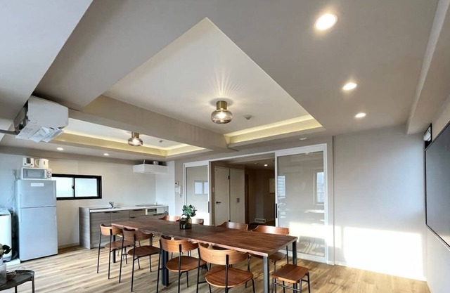 Spacious 2 level apartment 4BR for 16 PPL