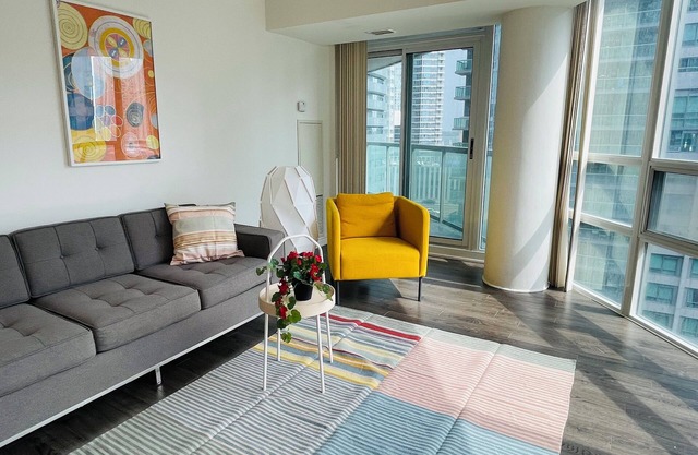 Spacious 2bedroom 2bathroom by CN tower 1000sqft