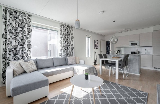 Spacious 2BR Apt with Sauna and Private Balcony with Lake Views