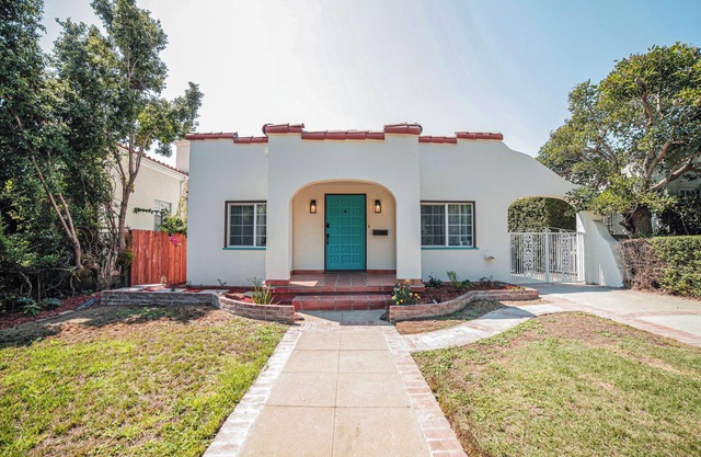Spacious 2BR House by Santa Monica Beach – Front & Back Yard