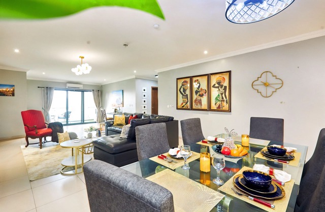 Spacious 2BR Penthouse Apt close to Airport with pool & gym