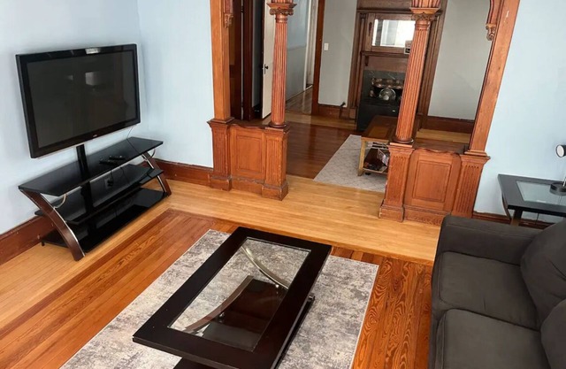 SPACIOUS 3 BDRM APARTMENT 3RD FL W/DECK OVERSEEING CITY SKYLINE