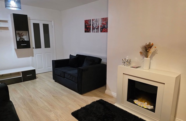 Spacious 3 Bed 2 Baths Free WiFi Central Location