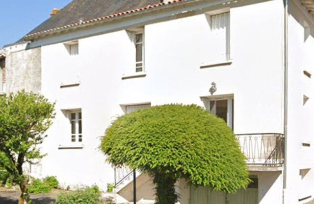 Spacious 3-Bed House in Chateau Garnier