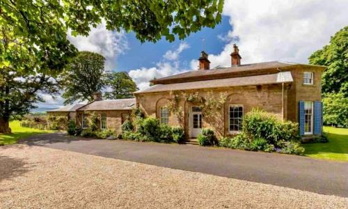 Spacious 3-Bed Manor & Jacuzzi & BBQ Cabin