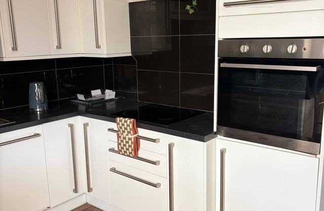 Spacious 3 bedroom house/Free parking/10 mins from train station