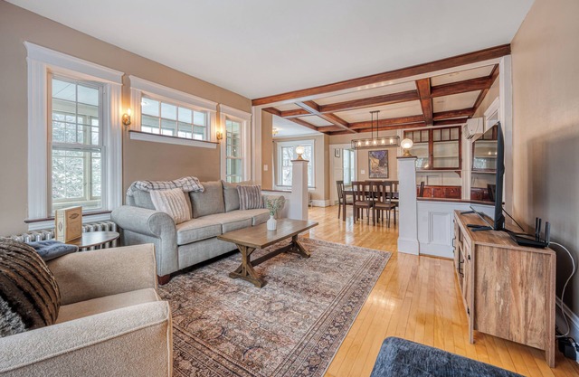 Spacious 3-Bedroom Rustic Apartment Near UMass Memorial & Downtown