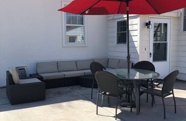 Spacious 3-bedroom house in peaceful Mpls neighborhood - WiFi, AC, full kitchen