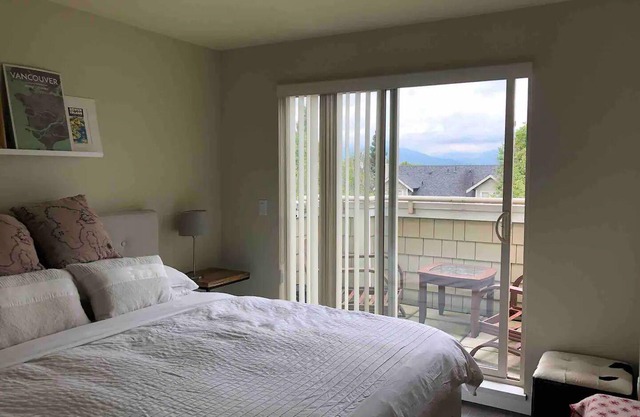 Spacious 3 BR/2.5 bath townhouse + A/C + secure parking