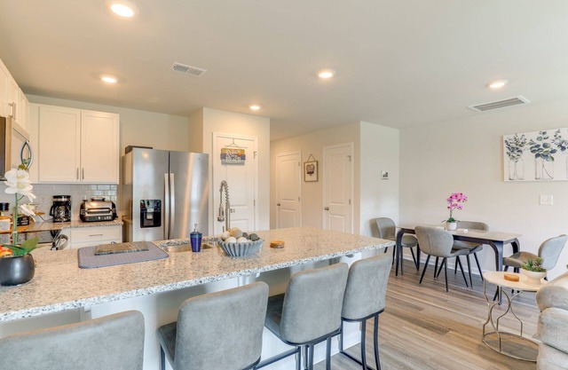 Spacious 3-br townhome near Surfside Beach Pier in Golf card friendly community