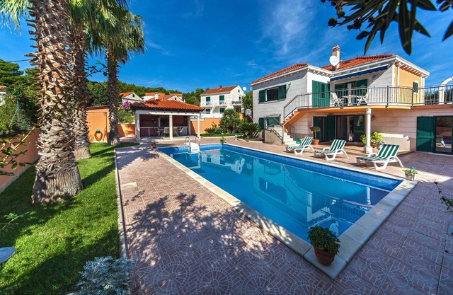 Spacious 3-BR Villa for 6+2 with pool, close to pebbly beaches