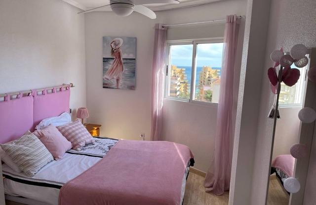 Spacious 3BR Sea-view apt, large pool, parking, 3min to beach, near Alicante
