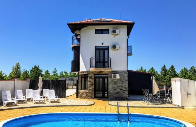 Spacious 3-floor house, 5-min walk to a golf club, 5-min drive to sandy beaches