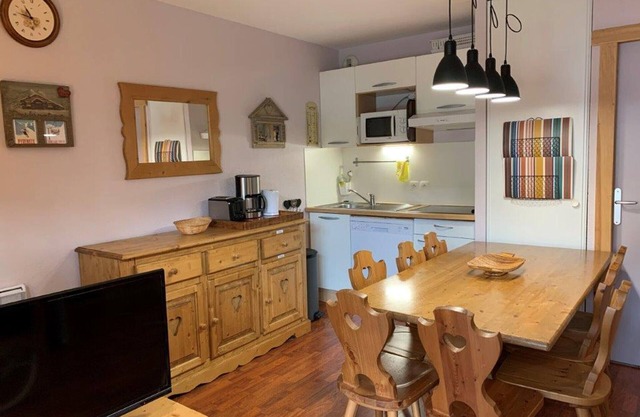 Spacious 3-Room Apartment with Balcony, Sleeps 8, Pool Access - Vignec Village