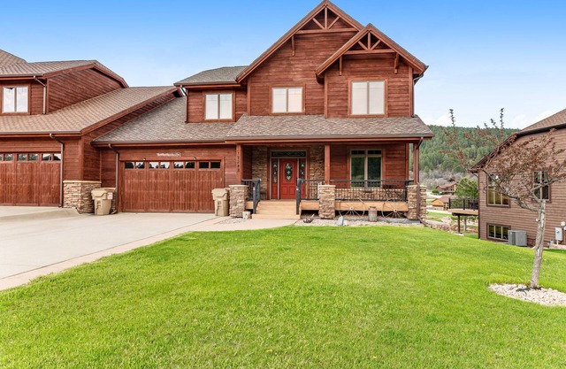 Spacious 3-story home w/private hot tub, pool table, firepit, electric fireplace