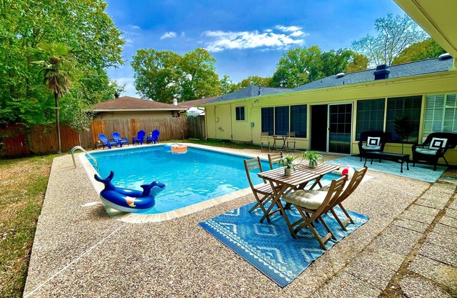 Spacious 3bed 2 bath with 3 King Beds. Pool/Game room. Centrally located