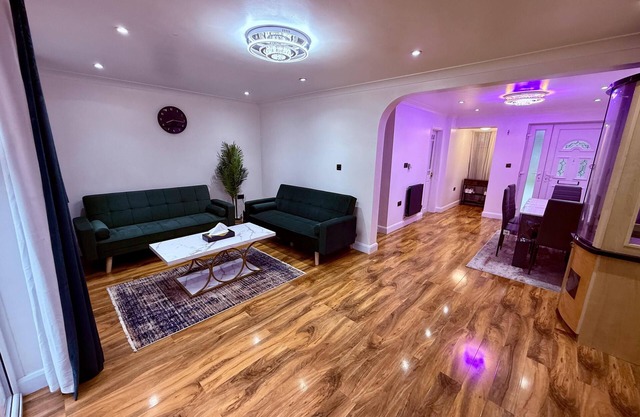 Spacious 3BR|Contractor-ready|Parking x3|Sleeps x8