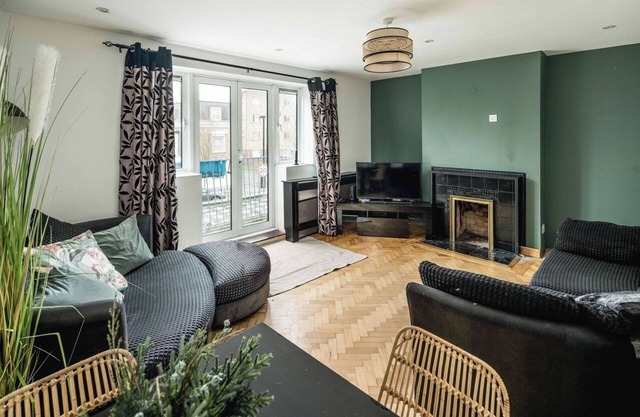 Spacious 3BR Flat with Balcony Near Tottenham Hale