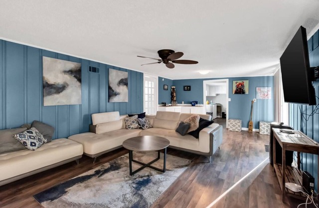 Spacious 3BR Gulfport Retreat Sleeps 6 RV Parking + Backyard