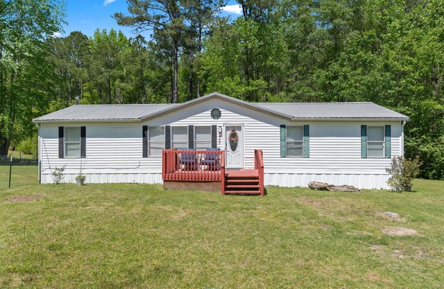 Spacious 3BR Retreat-10 minutes to the Beach! Pet Friendly!