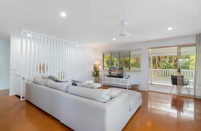 Spacious 4-Bed House Metres from Beach