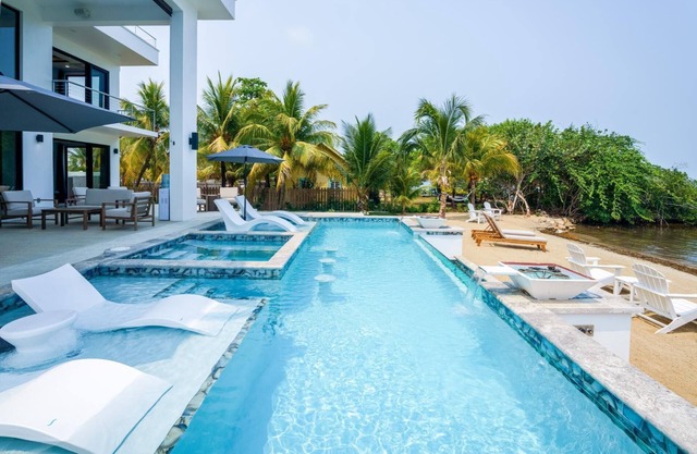 Spacious 4-Bed Villa in Placencia Village w/Pool!