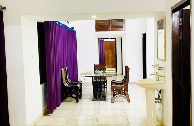 Spacious 4-bedroom apartment in lovely Dhaka Gulshan with AC, WiFi