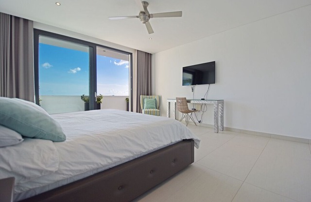 Spacious 4 Bedroom Condo Overlooking Simpson Bay !