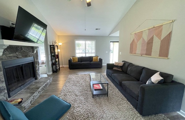 Spacious 4 bedroom home near Charleston & beaches!
