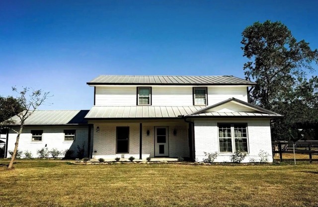 Spacious 4-bedroom house in Magnolia. Visit our mini-cow, donkeys and goats!