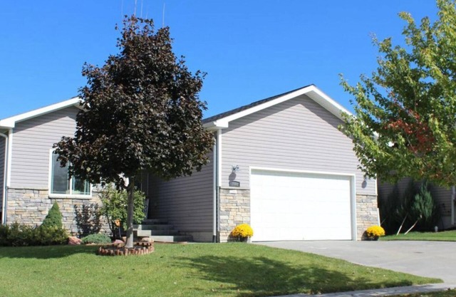 Spacious 4-bedroom house with AC, WiFi in NW Lincoln