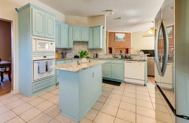 Spacious 4-bedroom house centrally located in DFW with all necessary amenities