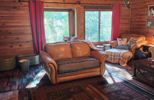 Spacious 4-bedroom house in charming Quincy with AC, WiFi