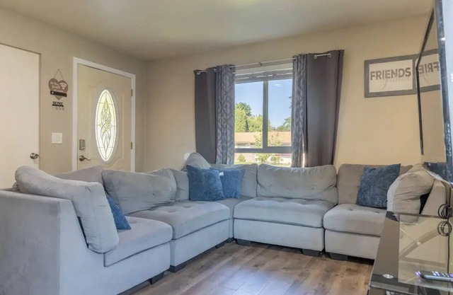 Spacious 4-bedroom house in charming Yakima with AC, WiFi