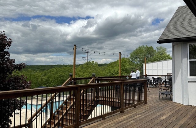 Spacious 4-bedroom townhome with WiFi, AC in wonderful Saw Creek